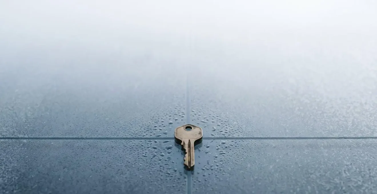 Symbolic representation of a stalled property transaction through environmental minimalism